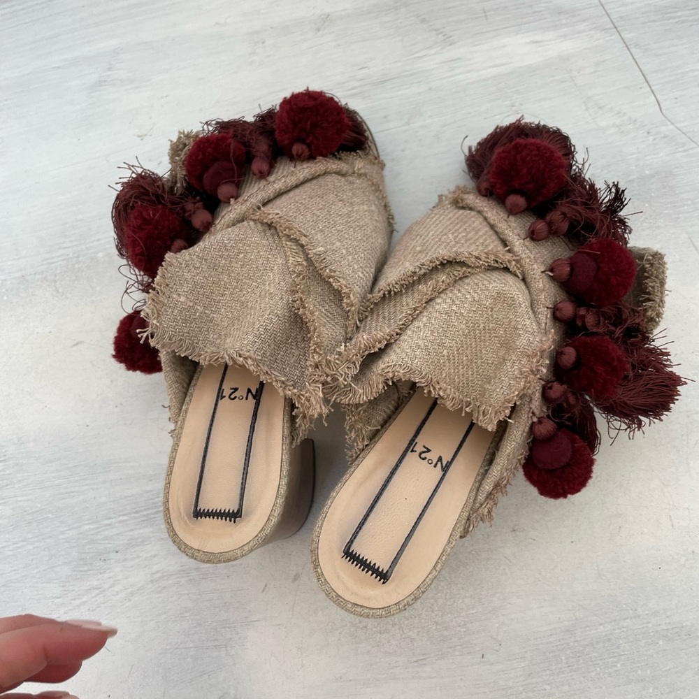 No. 21 Beige Canvas Pom Pom Fringe Tassel Burgundy Mules Pumps Slip On - Picture 7 of 10